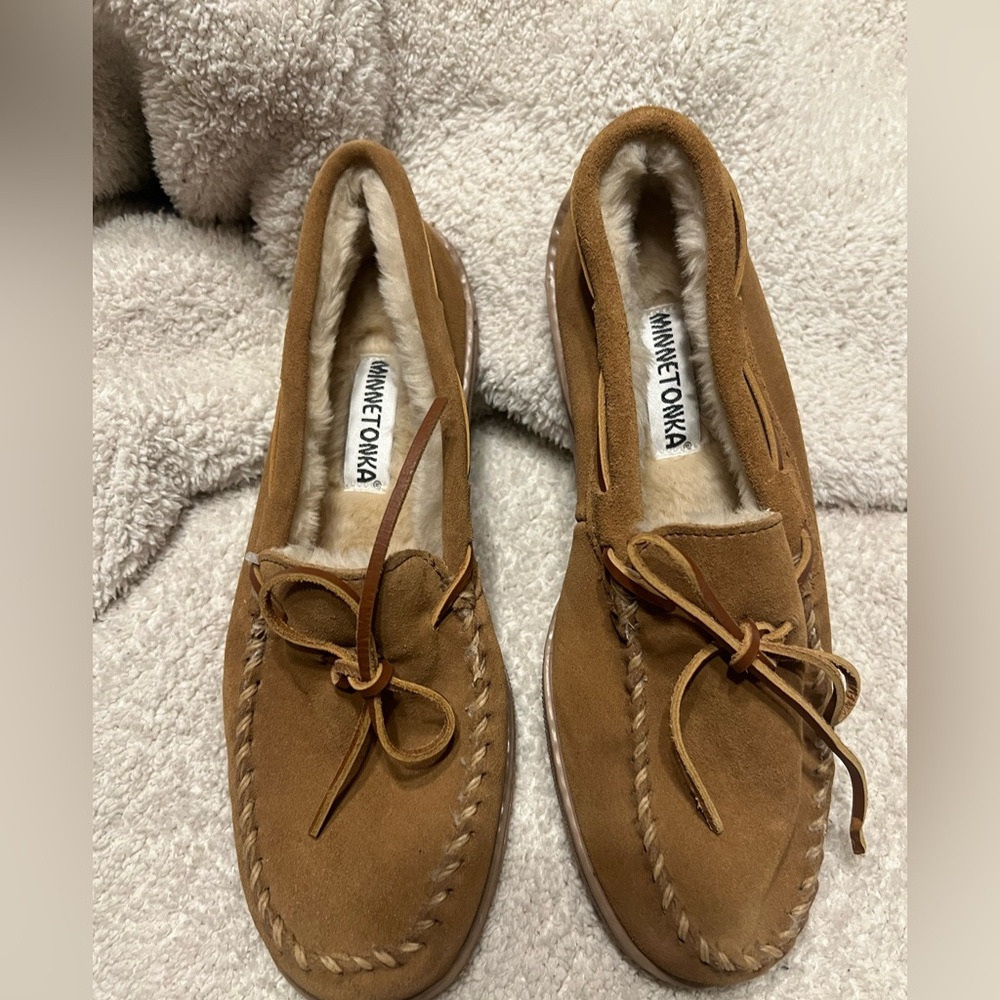 Minnetonka NWT Women’s Tan Suede Moccasins